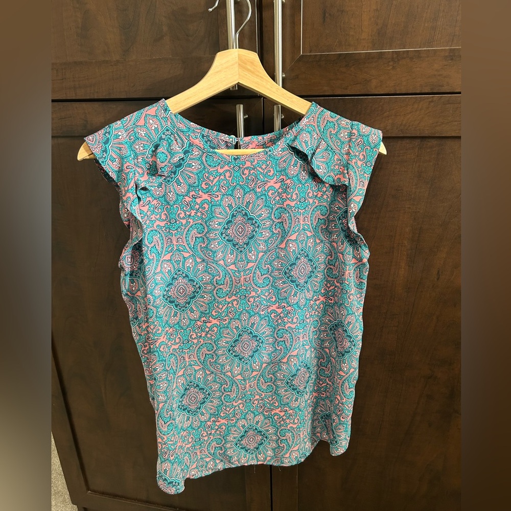Loft cap sleeve flutter shirt in blue/pink. Size XS